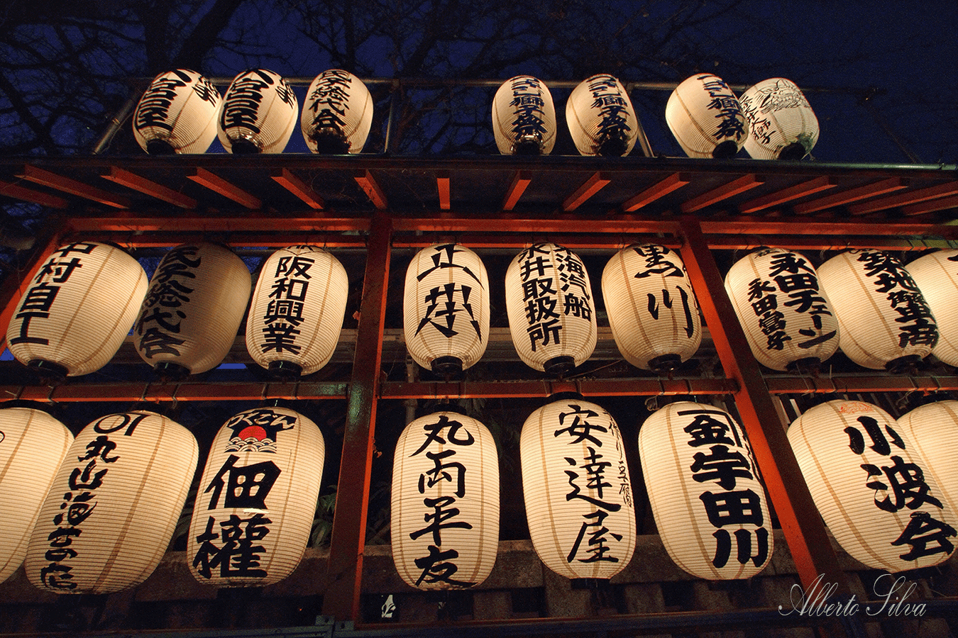 Lanterne giapponesi illuminate di notte Tokyo foto Alberto Silva